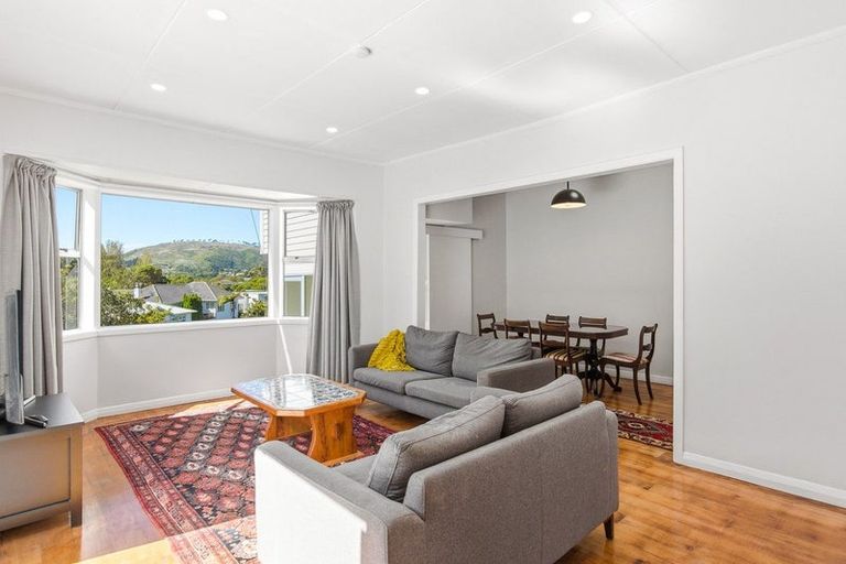 Photo of property in 15 Romney Square, Tawa, Wellington, 5028