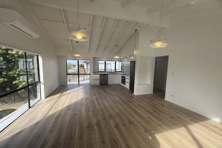 Photo of property in 1/54 Trias Road, Totara Vale, Auckland, 0629