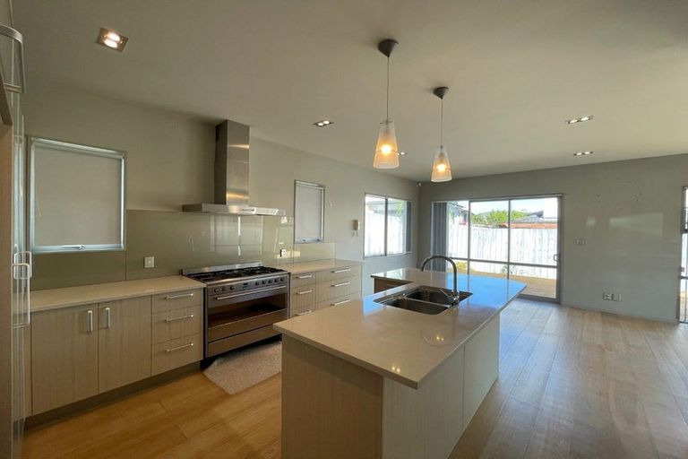 Photo of property in 8 Mana Lane, Pinehill, Auckland, 0632