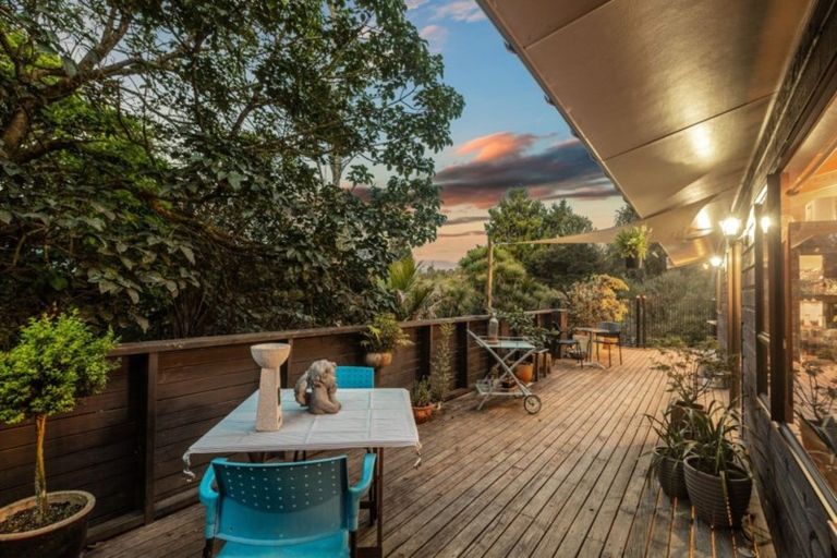 Photo of property in 215 Shaw Road, Titirangi, Auckland, 0604