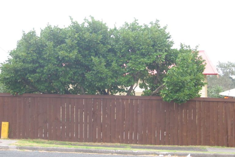 Photo of property in 2/22 Roberts Road, Glenfield, Auckland, 0629