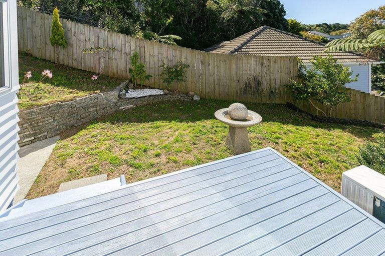 Photo of property in 15 Romney Square, Tawa, Wellington, 5028