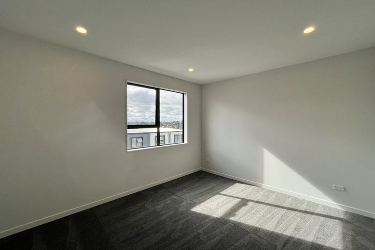 Photo of property in 13 Heketara Way, Massey, Auckland, 0614