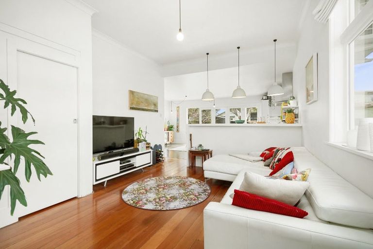 Photo of property in 129 Onepu Road, Lyall Bay, Wellington, 6022