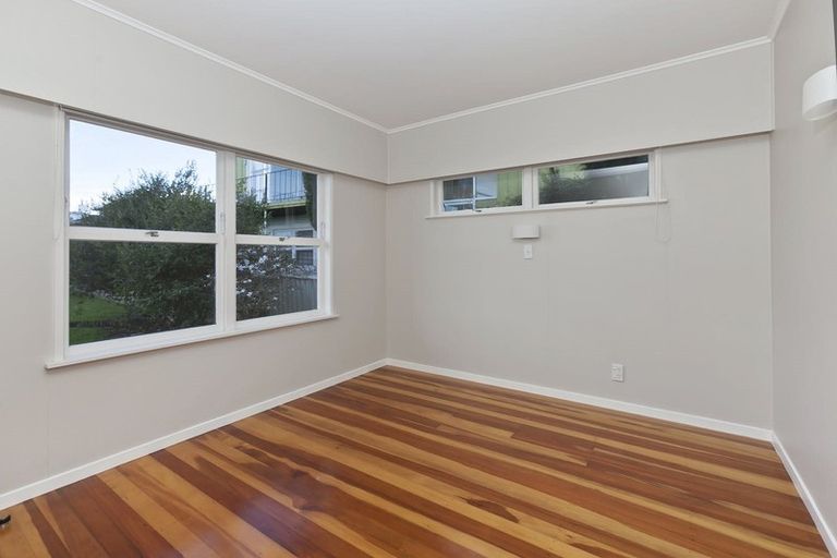 Photo of property in 27 Mcbreen Avenue, Northcote, Auckland, 0627
