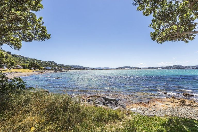 Photo of property in 318 Queens Drive, Lyall Bay, Wellington, 6022