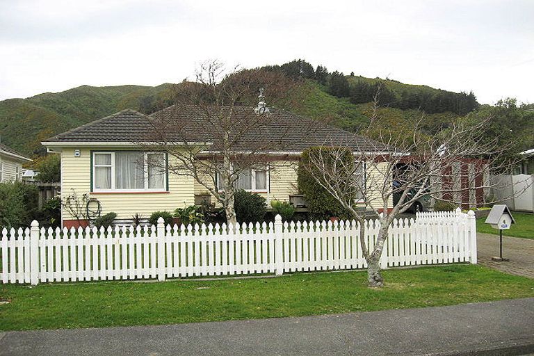 Photo of property in 4 Miles Crescent, Wainuiomata, Lower Hutt, 5014