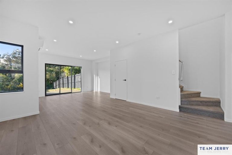 Photo of property in 64a Crestview Rise, Papakura, 2110
