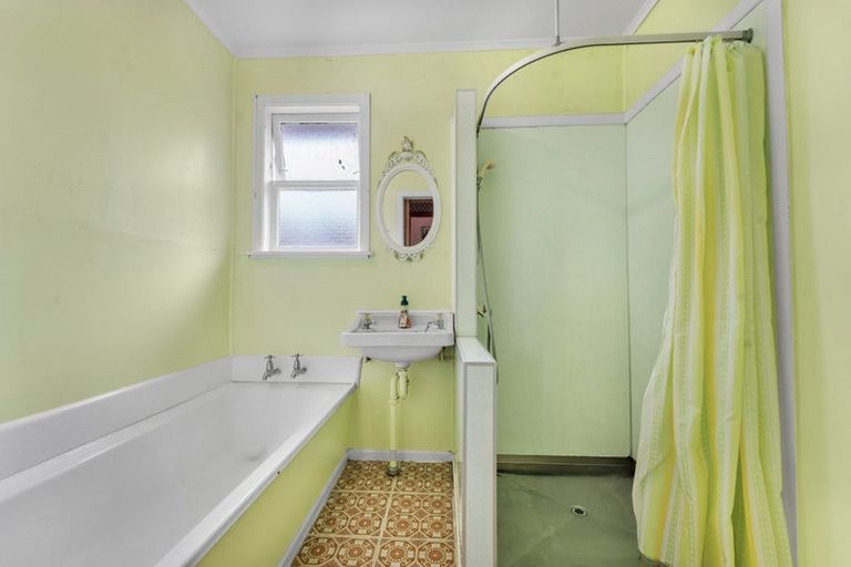 Photo of property in 9 Ludlow Terrace, Totara Vale, Auckland, 0627