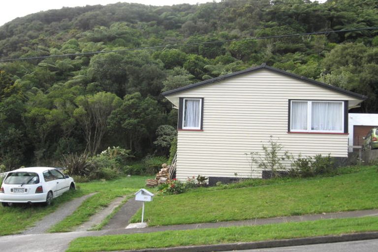 Photo of property in 20 Holmes Grove, Naenae, Lower Hutt, 5011
