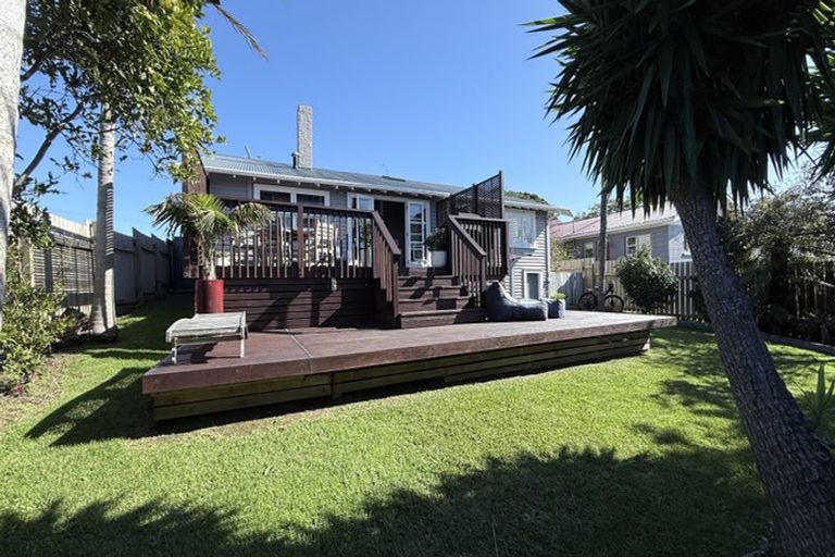 Photo of property in 35 Birkdale Road, Birkdale, Auckland, 0626