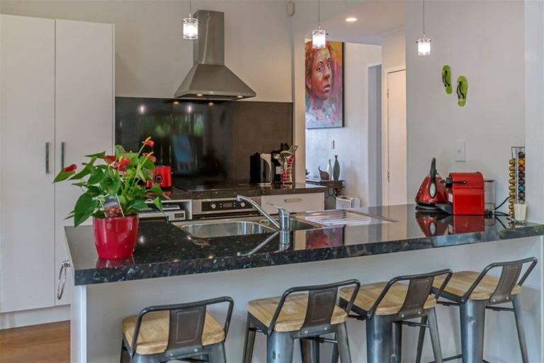Photo of property in 31 Oteha Valley Road, Northcross, Auckland, 0632