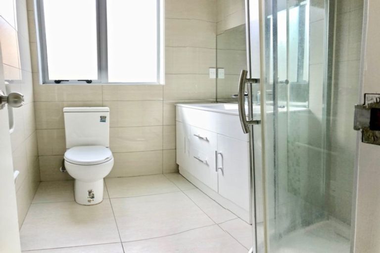 Photo of property in 18 Newington Road, Henderson, Auckland, 0612