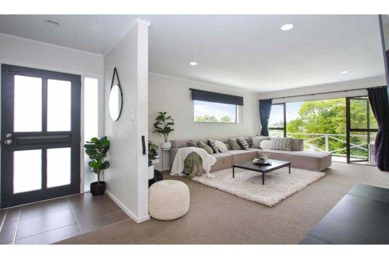 Photo of property in 1/27 Sovereign Place, Glenfield, Auckland, 0629