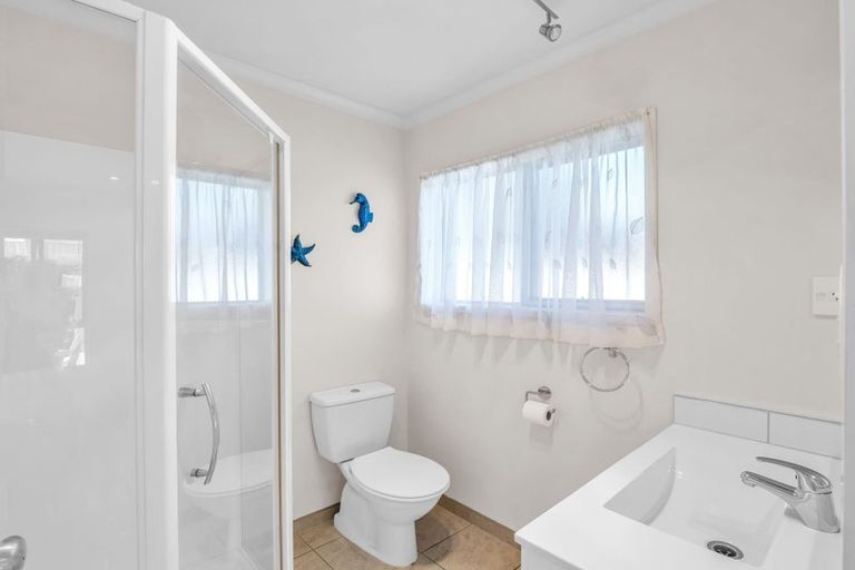 Photo of property in 21 Saltwood Street, Red Beach, 0932