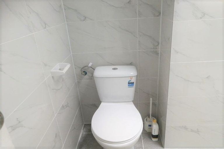 Photo of property in 1/76 College Road, Northcote, Auckland, 0627