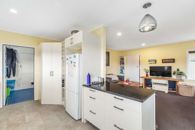 Photo of property in 10 Bishop Street, Green Bay, Auckland, 0604