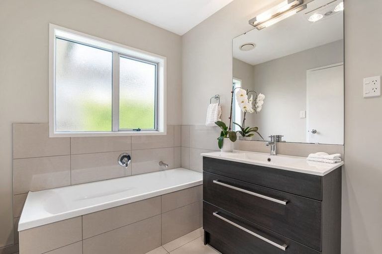 Photo of property in 5 Mural Place, Greenhithe, Auckland, 0632
