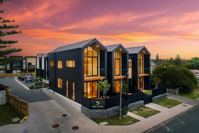 Photo of property in 27b Dawnhaven Drive, Te Atatu Peninsula, Auckland, 0610