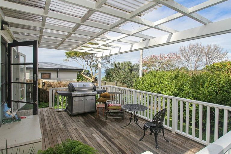 Photo of property in 4 Mceldowney Road, Titirangi, Auckland, 0604