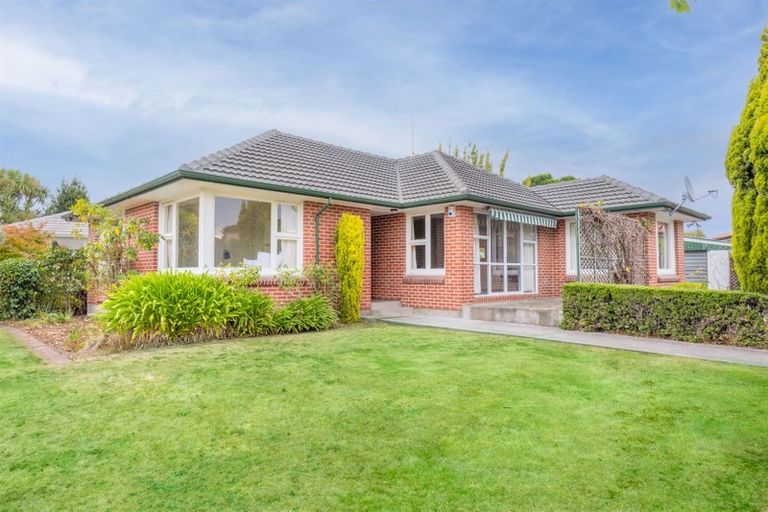 Photo of property in 76 Greendale Avenue, Avonhead, Christchurch, 8042