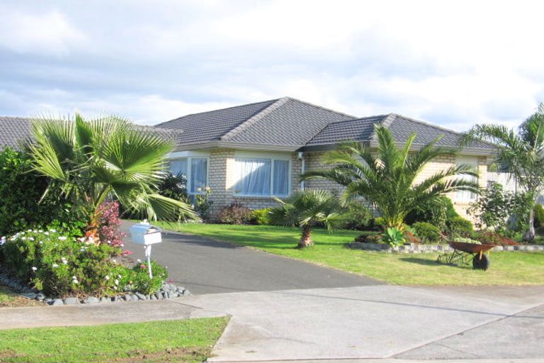 Photo of property in 10 Newry Close, East Tamaki Heights, Auckland, 2016