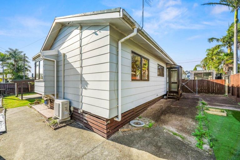 Photo of property in 13a Ward Crescent, Te Atatu Peninsula, Auckland, 0610