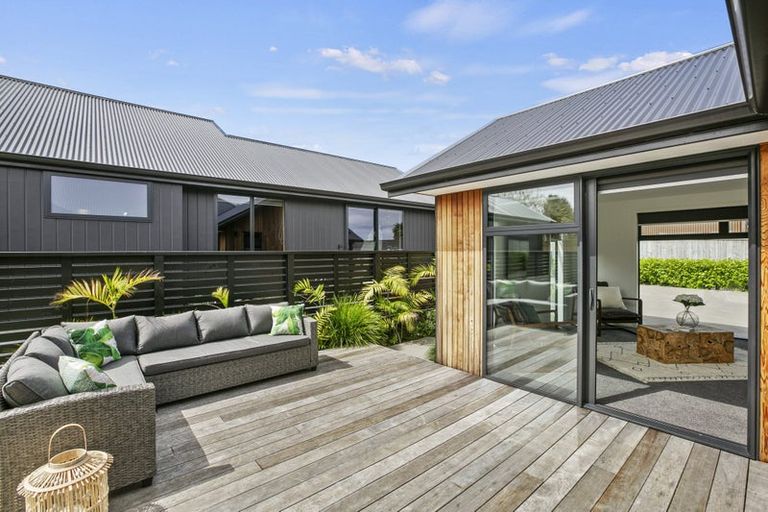 Photo of property in 11 Donnelly Street, Oakura, 4314