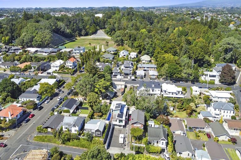 Photo of property in 10 Pendarves Street, New Plymouth, 4310