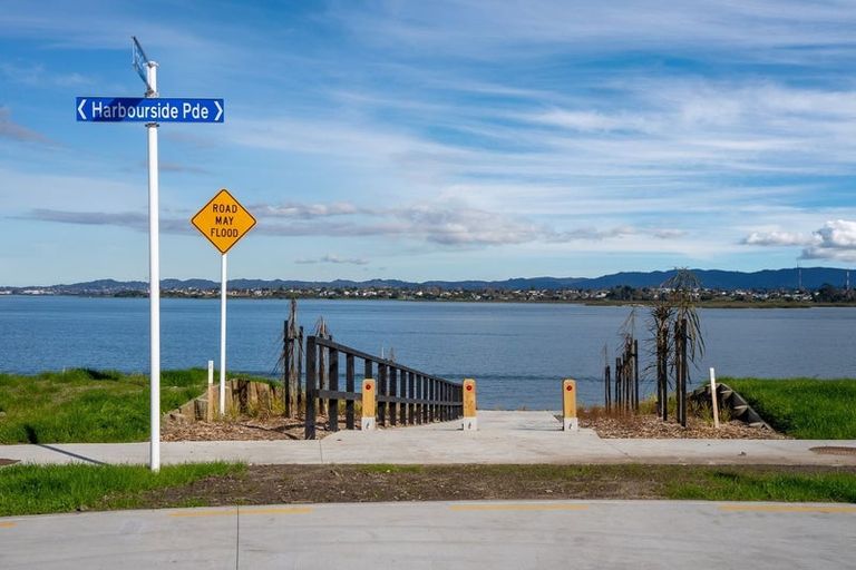Photo of property in 25 Harbourside Parade, Hobsonville, 0616