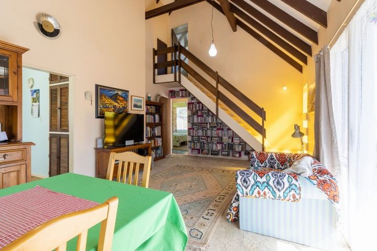 Photo of property in 17a Pimlico Place, Newlands, Wellington, 6037