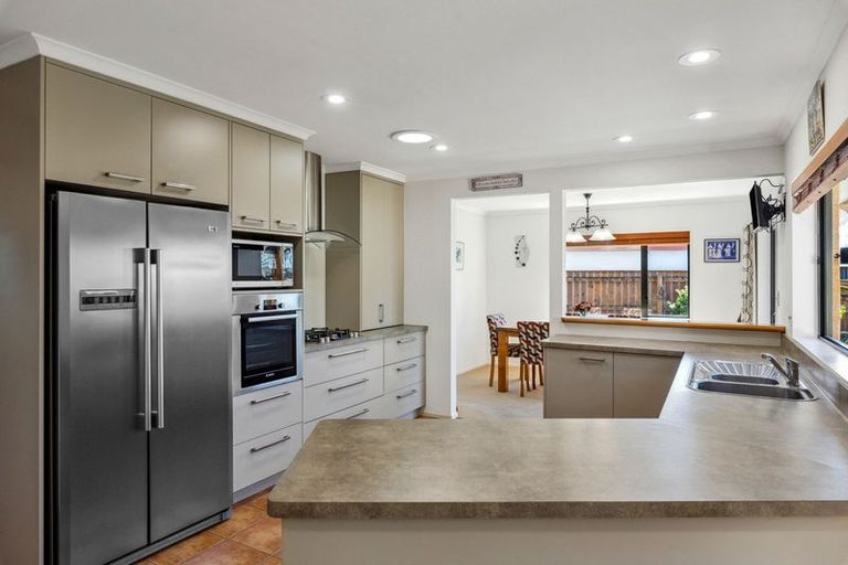 Photo of property in 27 Quadrant Heights, Paraparaumu, 5032
