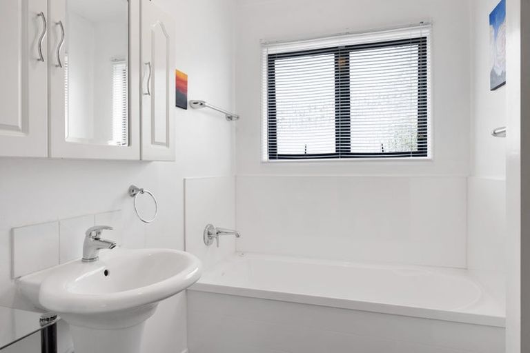 Photo of property in 8 Kowhai Street, Strandon, New Plymouth, 4312