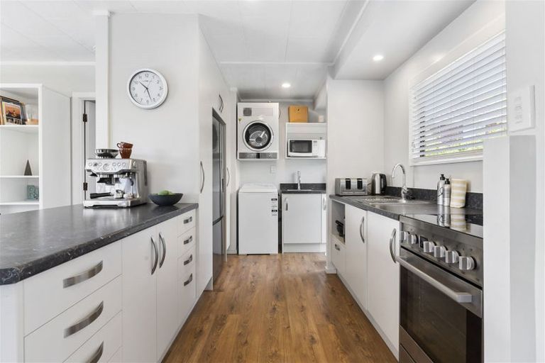 Photo of property in 8 Brookfield Road, Te Atatu Peninsula, Auckland, 0610