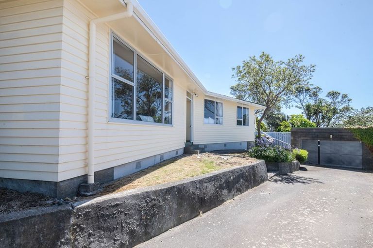 Photo of property in 8 Link Road, Newlands, Wellington, 6037
