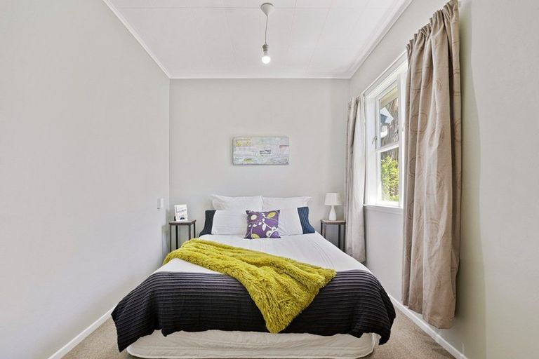 Photo of property in 120 Miromiro Road, Normandale, Lower Hutt, 5010