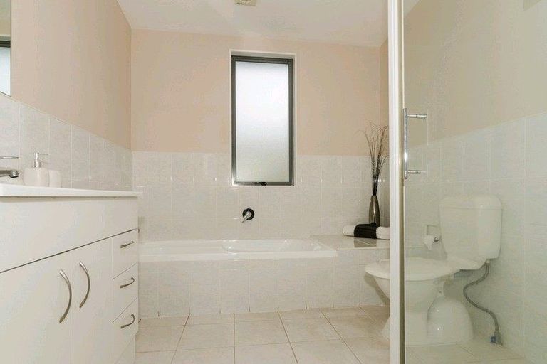 Photo of property in 25/3 Hulme Place, Henderson, Auckland, 0612