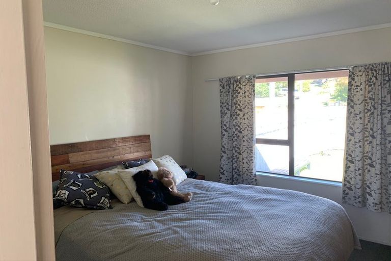 Photo of property in 35 Tiromoana Road, Raumati South, Paraparaumu, 5032