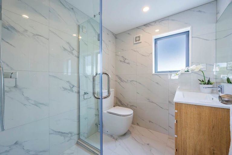 Photo of property in 37a Allington Road, Massey, Auckland, 0614