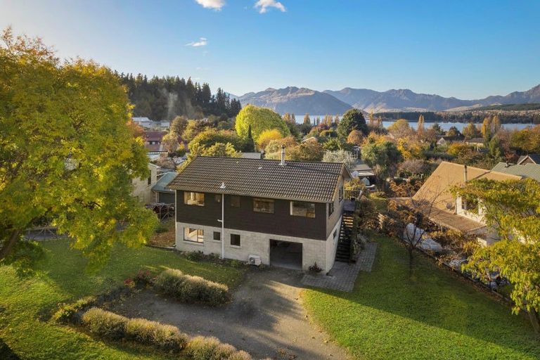 Photo of property in 10 Heuchan Lane, Wanaka, 9305