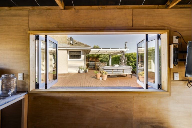 Photo of property in 43 Neeve Road, Taradale, Napier, 4112