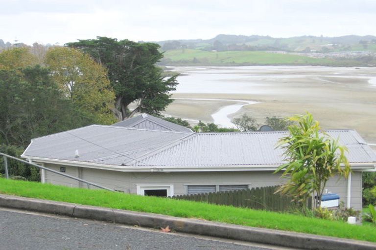 Photo of property in 32 Pohutukawa Avenue, Red Beach, 0932