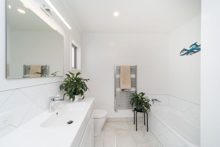 Photo of property in 6 Silkwood Place, Fitzherbert, Palmerston North, 4410