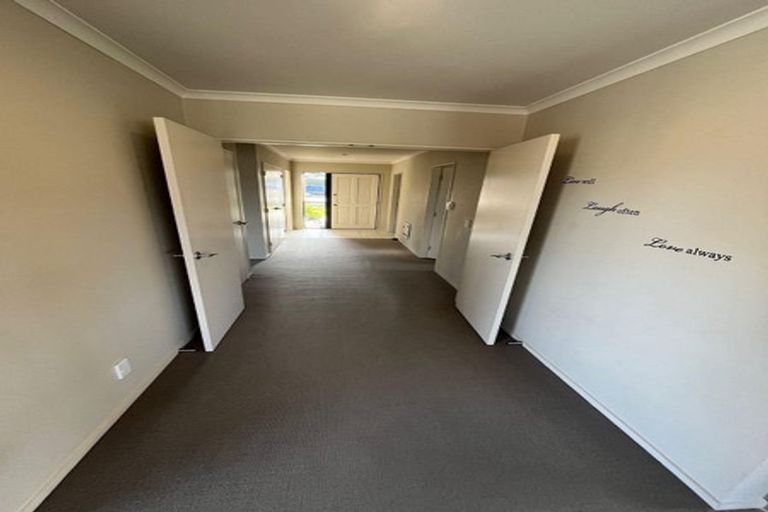 Photo of property in 27 James Nairn Grove, Riverstone Terraces, Upper Hutt, 5018
