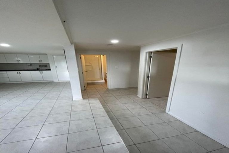 Photo of property in 10 Bishop Street, Green Bay, Auckland, 0604