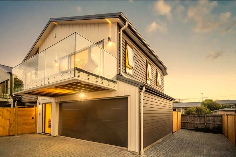 Photo of property in 3b Dawnhaven Drive, Te Atatu Peninsula, Auckland, 0610