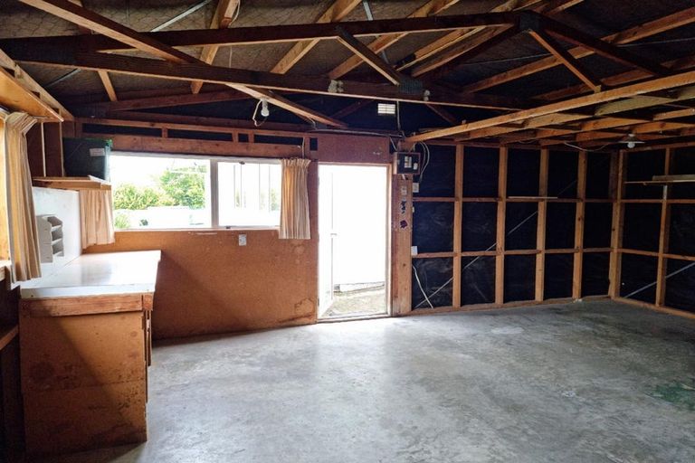 Photo of property in 15 Pokapu Street, Titirangi, Auckland, 0600