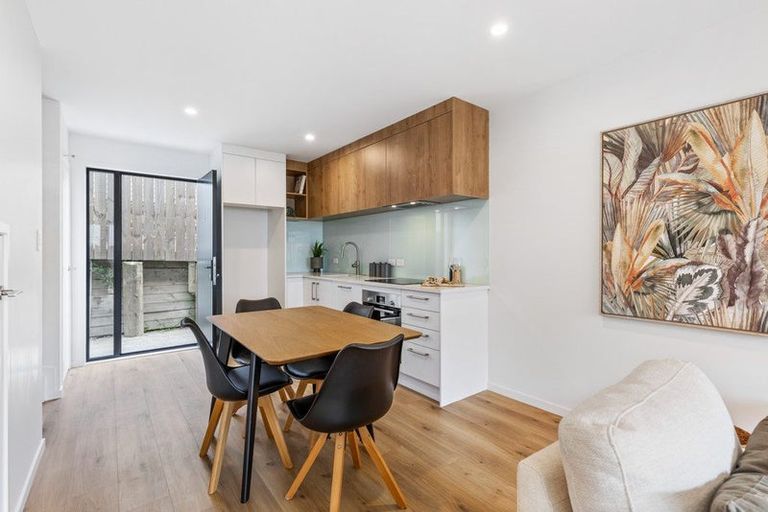 Photo of property in 21 Divich Avenue, Te Atatu South, Auckland, 0610