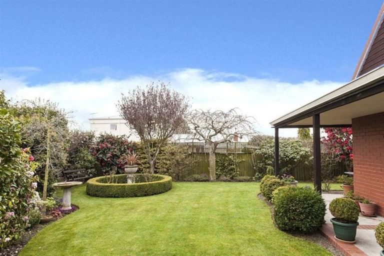 Photo of property in 43 Camberwell Place, Avonhead, Christchurch, 8042