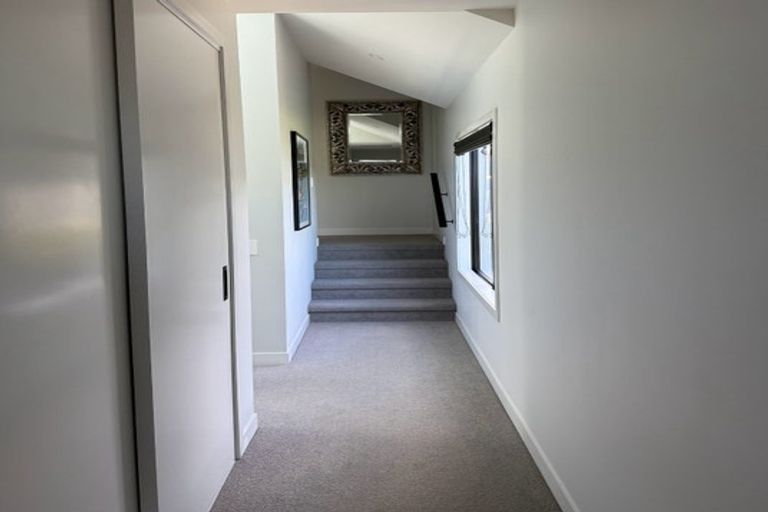 Photo of property in 31 Oakpark Place, West Harbour, Auckland, 0618